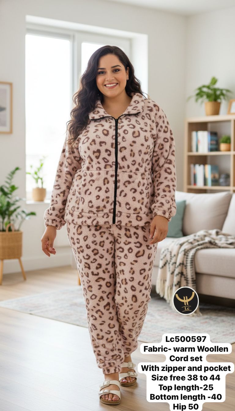warm fleece 2-piece loungewear set featuring an elegant leopard print! 🐆❄️